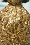 Detailansicht einer neugestickten Goldhaube